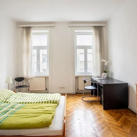 Vintage Living In The Heart Of Vienna. Apartment