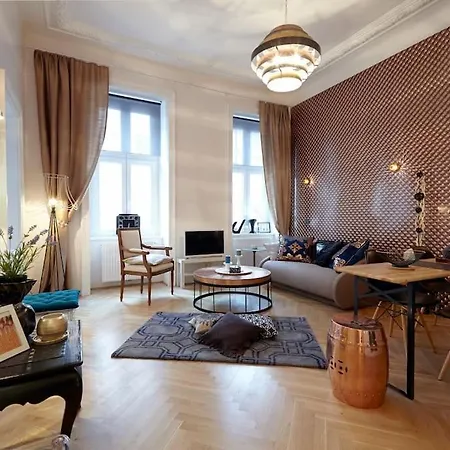 Апартаменти Modern Viennese Mid-Century