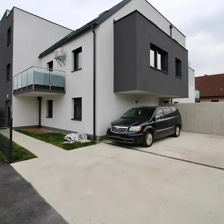 Modern Balcony Apartment With Free Parking