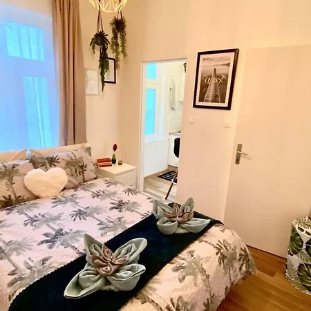 Amazonian Jungle Apartment In Vienna