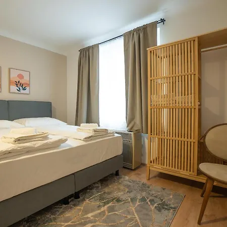 A 2-Bedroom Apartment With A King-Size Bed And A Balcony Is Located Just A 15-Minute Walk From Stephansplatz.