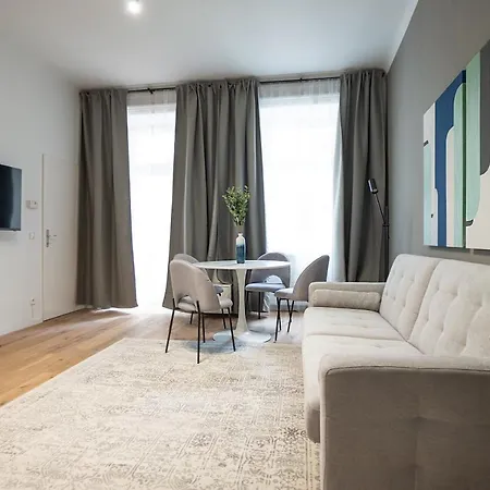 Spacious Cosy Apartment With A Balcony And A King-Size Bed 15 Minutes Away From Stephansdom