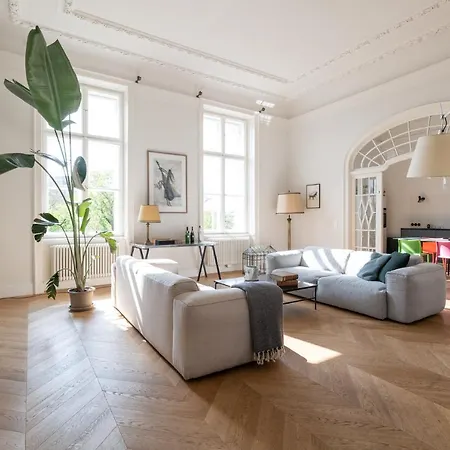 2-Bedroom Apartment With Private Library