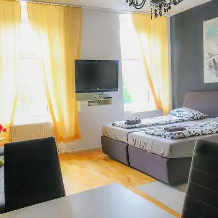 Cozy Two-Bedroom Apartment Mm16