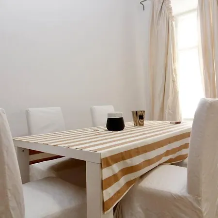 Central And Comfy City Apartment