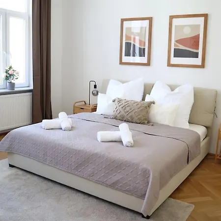 Bloom - Cozy Apartment, 5 Stops To City Center