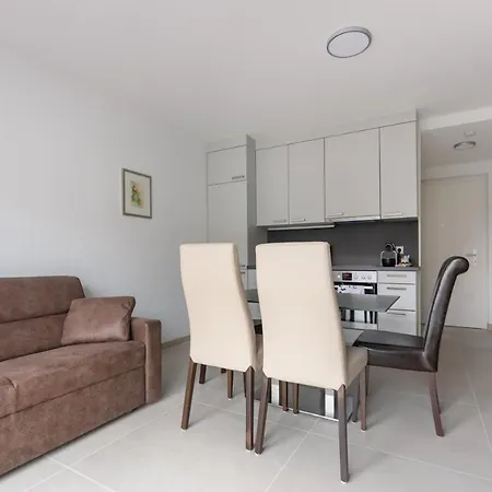 Ruhig, Hell Und Neu Mit Garage Apartment