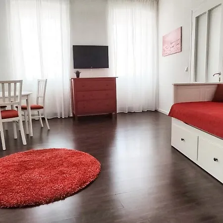 Helle Zweiraumwohnung In Wohngebiet