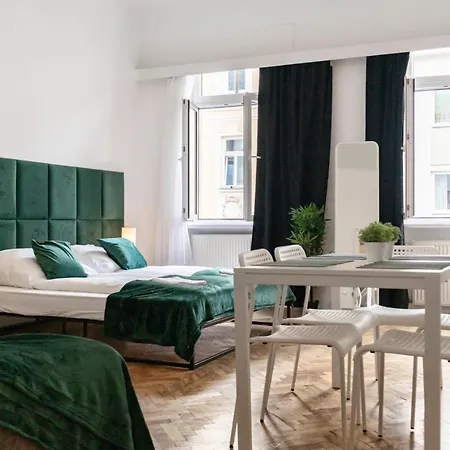 Peaceful 2 Bedroom Apt With Backyard In Prime Location