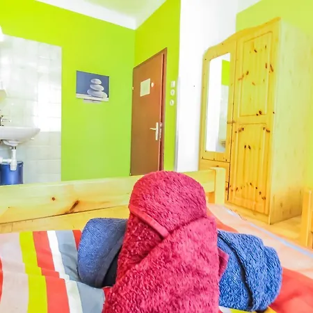 2 Single Beds Room With Shared Bathroom