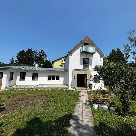 Central-Vintage Villa With Free Parking And 5Min Walk To Metro