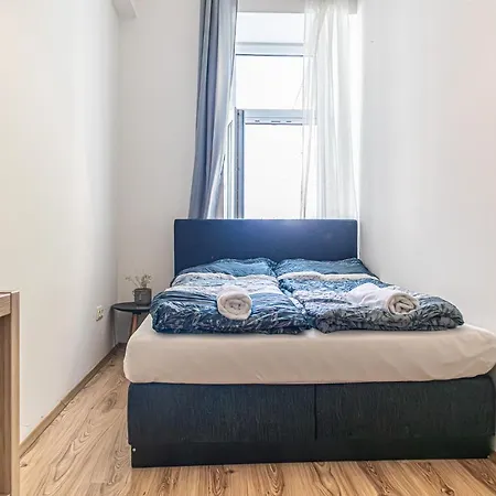 Attractive 1Br And 1 Lr Apt Comfortable Design, Great Location