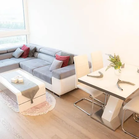 Restify10 - Skyline View - Fitness - Garge - Modern Apartment