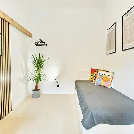 Posh Studio Apartment - Stylish & Urban