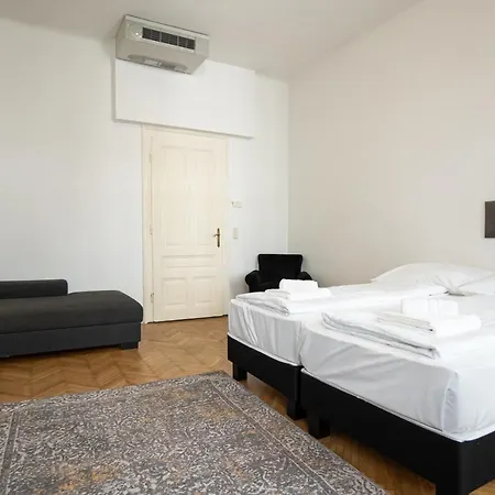 Central Spacious Apartment With A King-Size Bed