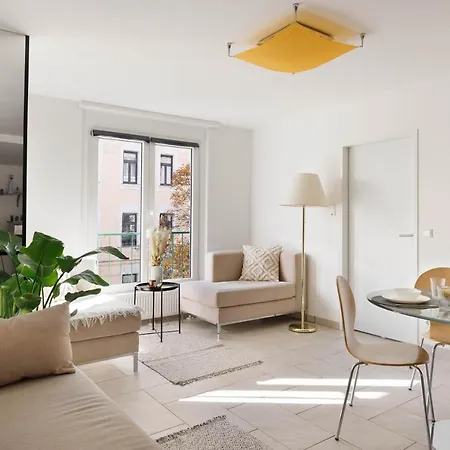 Bright & Cozy 3 Room Apartment Near Everything
