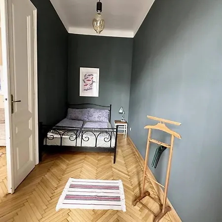 Ruhige & Grosse Altbauwohnung 7Min Zum Zentrum