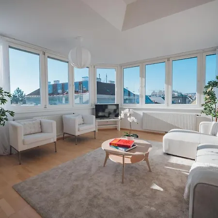 Stylish Apartment With Breathtaking Rooftop Views