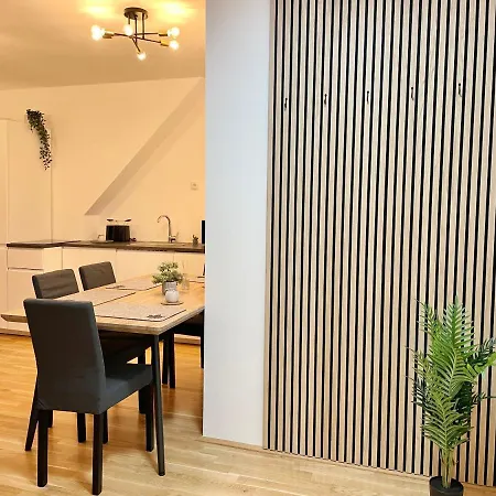 Modern Rooftop Apartment With Balcony - Free Parking
