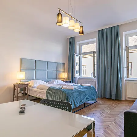 City Chic: Spacious 2 Bedroom Hideaway With Local Flair