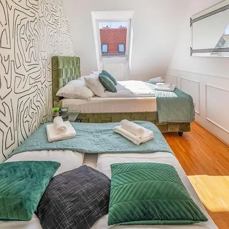 2 Seperate Full Apartments / 5 Bedroom / Rooftop /
