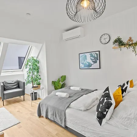 1 Min To Public Transport - 3 Min To Supermarket And Pharmacy - On-Site Parking For 19,90 Eur