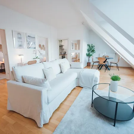 Stylish Apartment With Balcony And Rooftop Views
