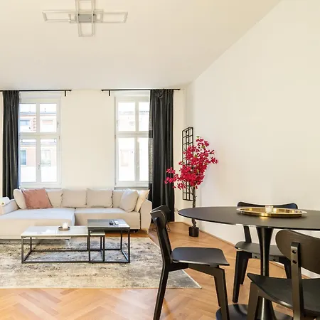 Rochus Stylish Stays