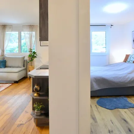 Ferienwohnung New With Parking And Metro In Front Of The House