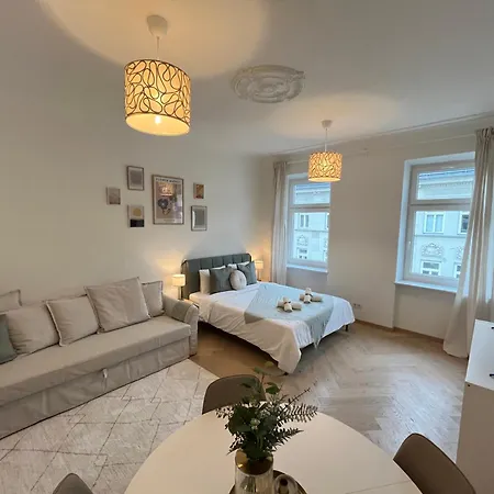 Luxurious One Room Apartment Near Schoenbrunn Palace