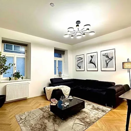 New!L! Exclusive Near Opera Apartment