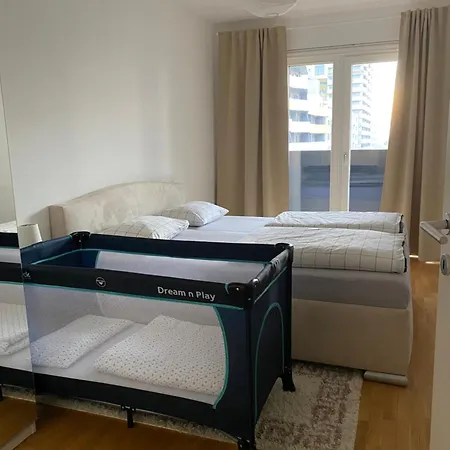 2 Bedroom Apartment Next To Metro U1 And Garage Parking