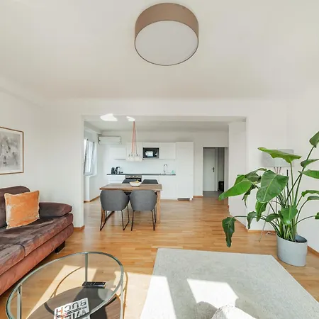 Central 60M2 Suite 10 Min Walk From Main Station