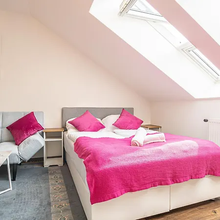 Airy Attic Apt.: Stylish Studio At Penzing Area