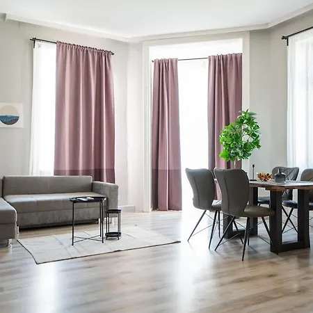 Beautiful New Apartment Near City Center