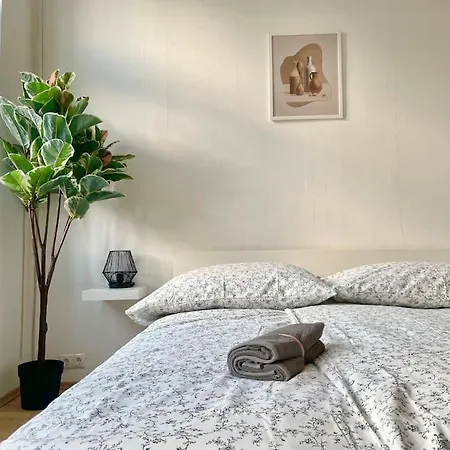 Sunny Apartments With Free Parking - 15 Min To Center
