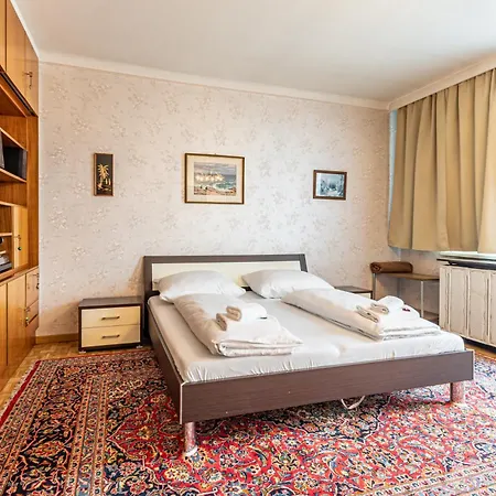 Vintage, View & Balcony By Jr City Apartments