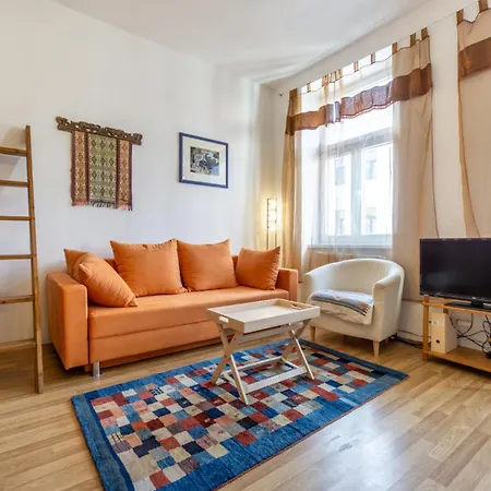 Apartment 5 Stops Away From City-Centre