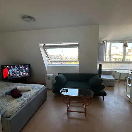 Cozy Bright Penthouse Close To U1 And U6 Metros