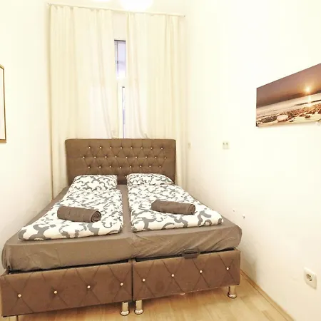 Comfortable Rooms Near Schoenbrunn Palace Hl