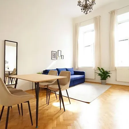 Large Apartment Near Akh, 3 Min To Metro