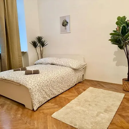 70 M2 Calm & Quiet With Free Parking Apartment