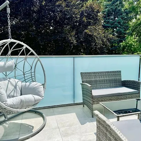 Rooftop Apartment With Balcony & Free Parking