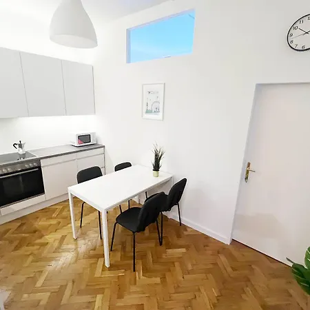 Beautiful Apartment In Hip Area With 3 Bed Rooms
