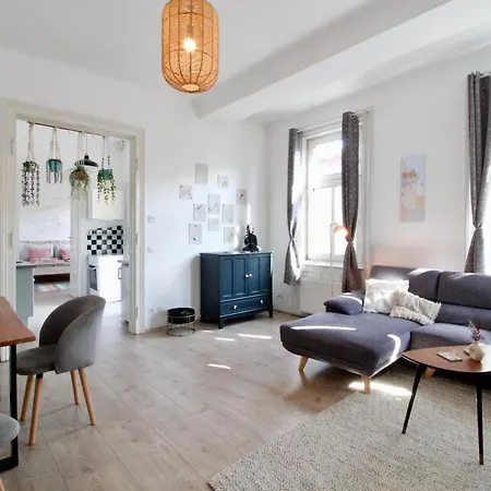 Cute Boho Apt With Balcony