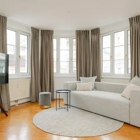 Hip Apt Perfect For 4 Or 6, Great District, Metro