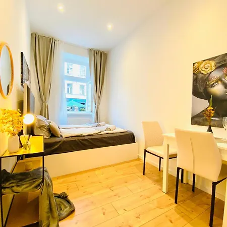 Ottakring Gem Shared 4-Br Retreat Breathtaking City Views
