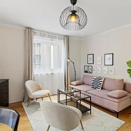 Free Parking I Balcony I 5 Min To Train Station Apartment