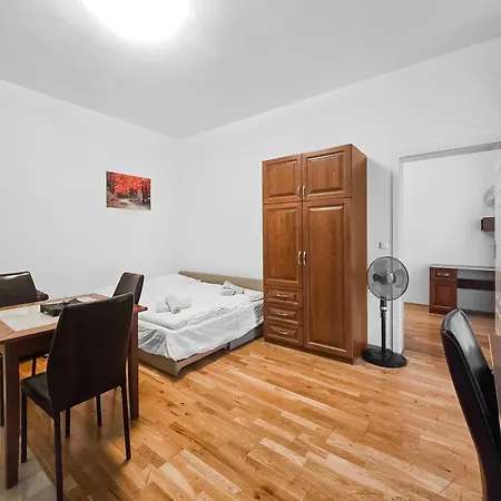 Two-Bedroom Balcony Retreat For 4 Near Millennium Tower