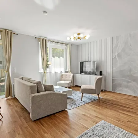 Balkon I Tiefgaragen Parkplatz I 5 Min Zum Einkaufszentrum I Schnelles Wlan